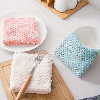 10 polyester cleaning towels for kitchen and bar cleaning, lint-free and absorbent.