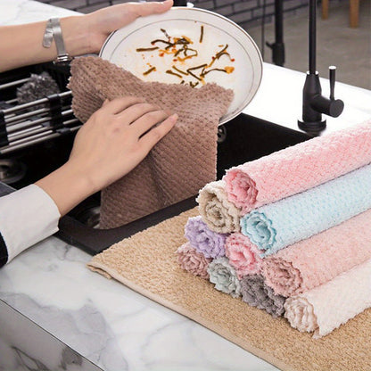 10 polyester cleaning towels for kitchen and bar cleaning, lint-free and absorbent.