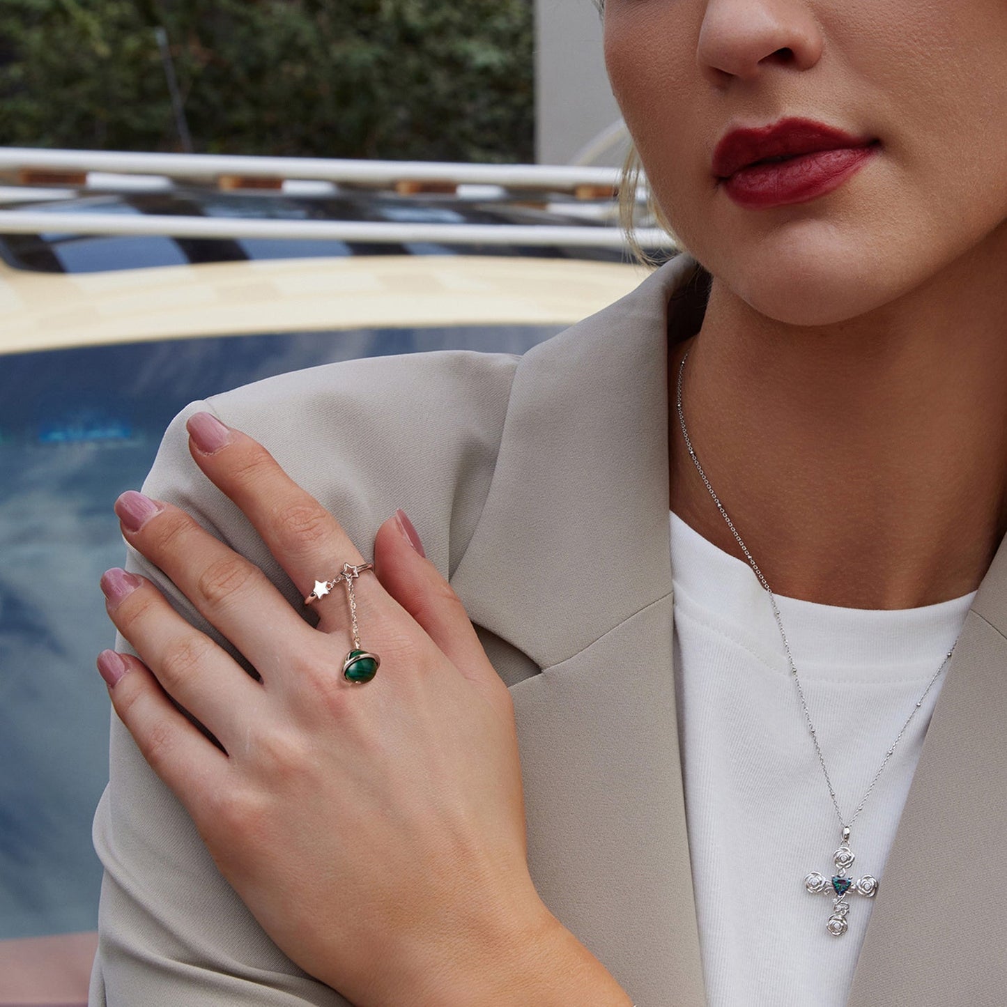 This elegant adjustable open ring for women is made of 925 sterling silver and features natural malachite. It has a luxurious and sexy style, weighing just 4.6g, making it perfect for weddings, engagements, casual wear, vacations, and banquets. Ideal as