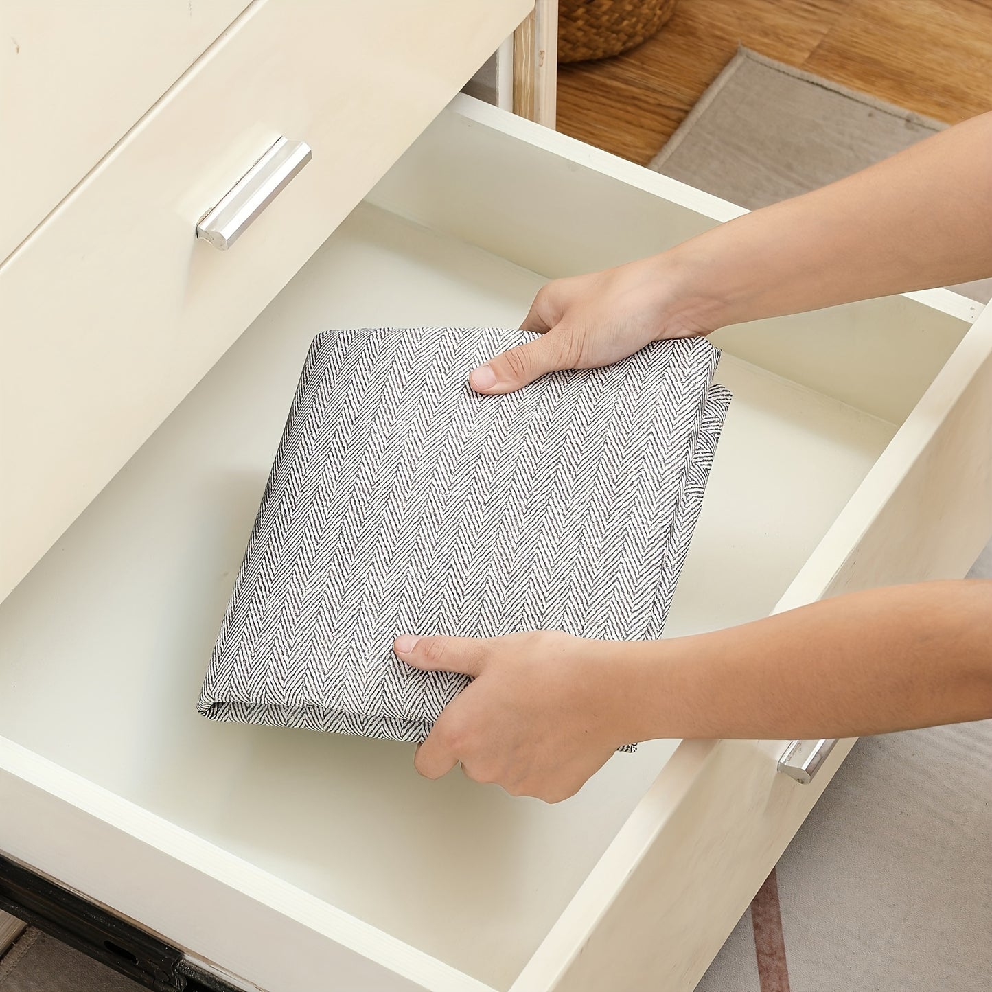 Effortlessly declutter and organize with our 1pc Large Capacity Storage Bins made of Non-Woven Fabric. Ideal for clothes, toys, and more, they simplify home organization for tidier living