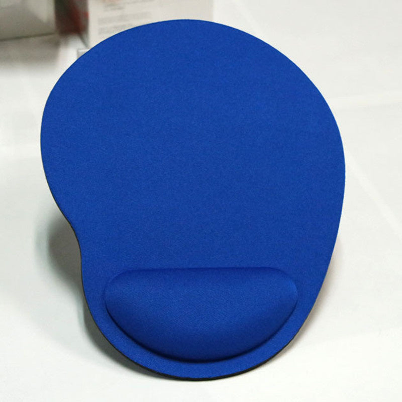 Ergonomic mouse pad with rubber wrist rest - Guards wrist during extended work periods