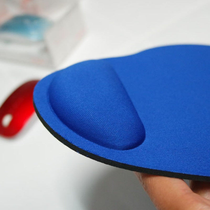 Ergonomic mouse pad with rubber wrist rest - Guards wrist during extended work periods