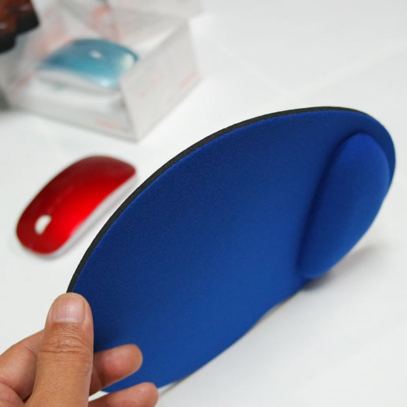 Ergonomic mouse pad with rubber wrist rest - Guards wrist during extended work periods