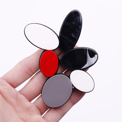 Dongdaemun's Elegant Acrylic Flower Brooch Pin: Luxurious Oval Design, Non-Slip Fashion Accessory for Women, Korean Version, Anti-Slip Feature, Fashionable Accessory