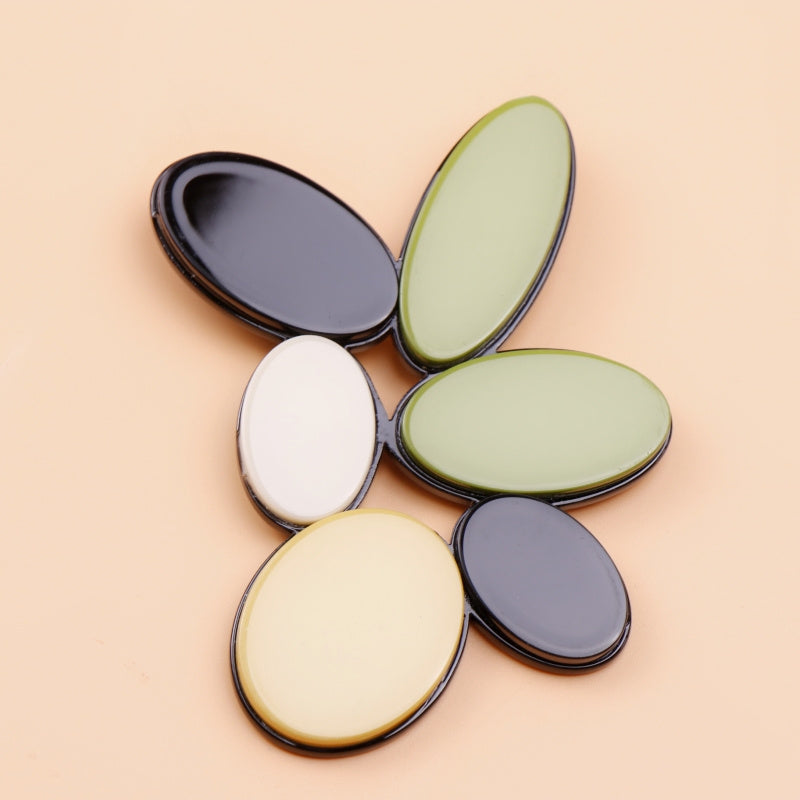 Dongdaemun's Elegant Acrylic Flower Brooch Pin: Luxurious Oval Design, Non-Slip Fashion Accessory for Women, Korean Version, Anti-Slip Feature, Fashionable Accessory