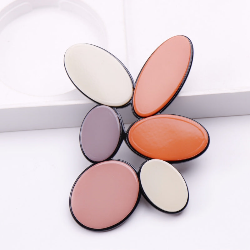 Dongdaemun's Elegant Acrylic Flower Brooch Pin: Luxurious Oval Design, Non-Slip Fashion Accessory for Women, Korean Version, Anti-Slip Feature, Fashionable Accessory