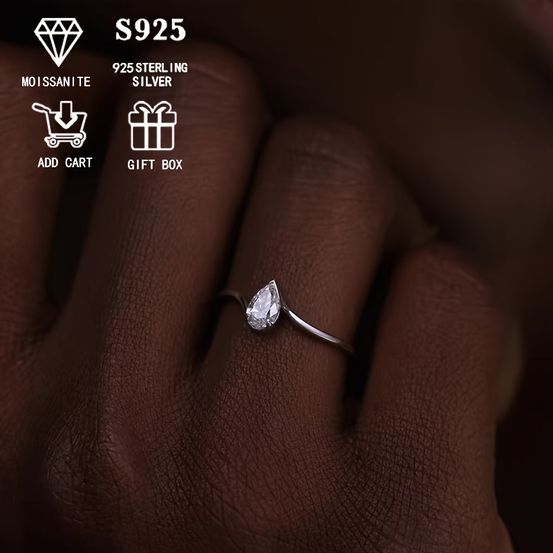 Zarif 925 Sterling Silver Moissanite tomchi uzuk, 1/2ct pirum shaklidagi tosh bilan, gippoallergen o'ralgan quloq dizayni. Ayollar uchun to'y yoki nikoh uzugi sifatida mukammal, ideal yubiley sovg'asi. All Seasons Jewelry dan sovg'a qutisi bilan birga.