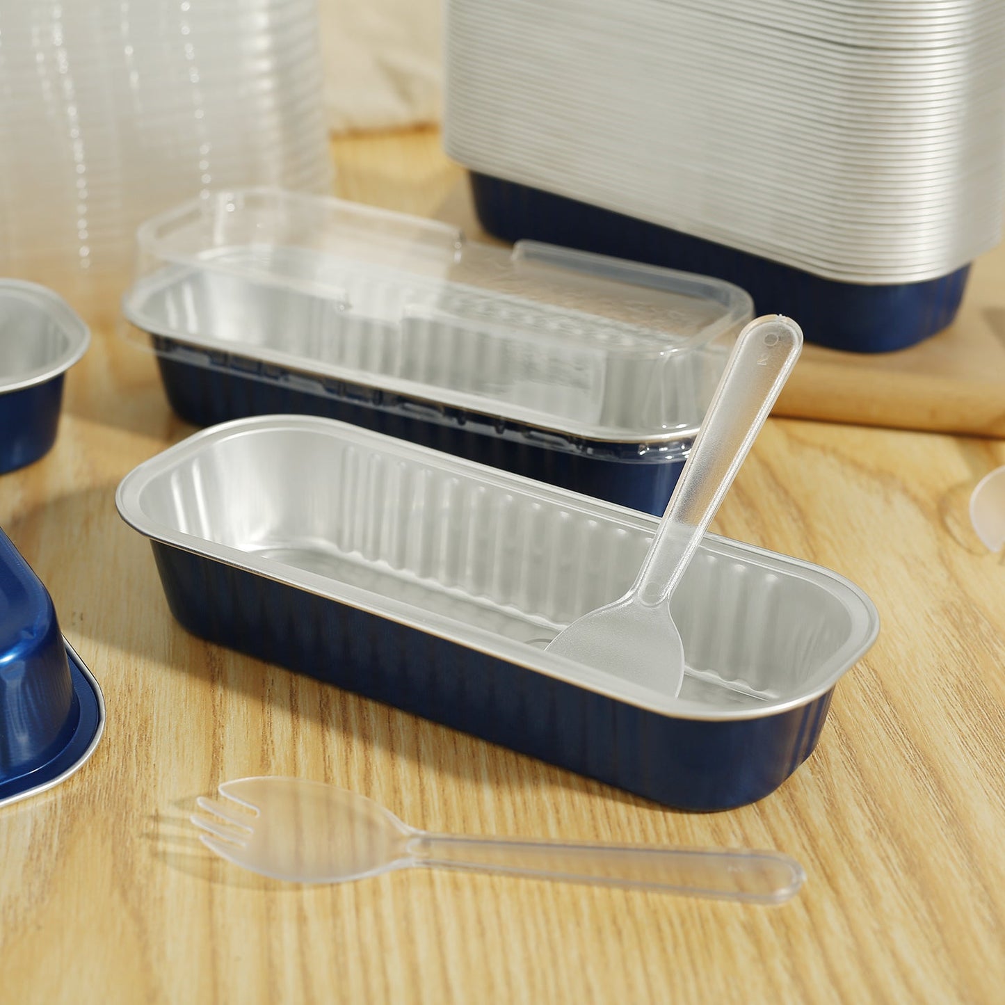 150 mini cake pans with lids and spoons: these non-stick foil baking pans hold 200ml each and are reusable. Perfect for making loaf bread or cupcakes at home.