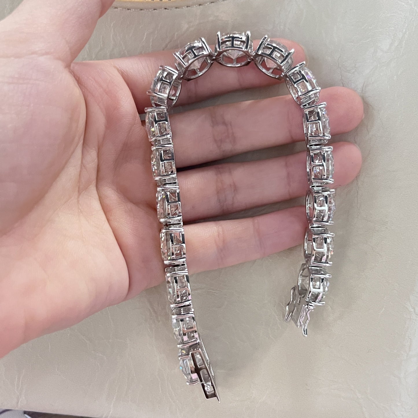 925 Sterling Silver bracelet featuring a silvery 23g, 85 carat Moissanite beaded design. This glamorous jewelry piece measures 19.99cm/7.87in and is the perfect anniversary gift. Includes a total of 17 stunning stones.