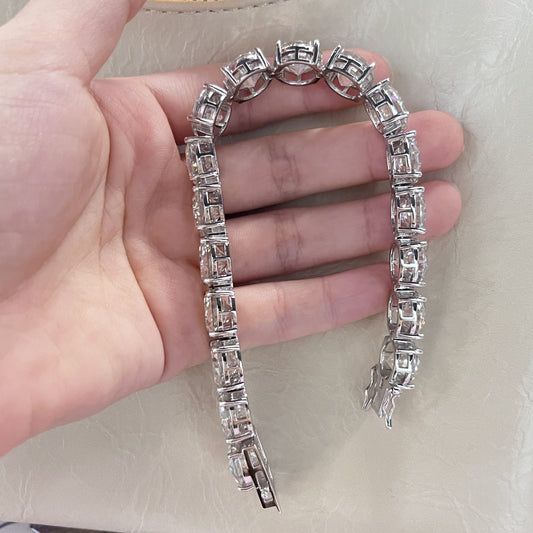 925 Sterling Silver bracelet featuring a silvery 23g, 85 carat Moissanite beaded design. This glamorous jewelry piece measures 19.99cm/7.87in and is the perfect anniversary gift. Includes a total of 17 stunning stones.