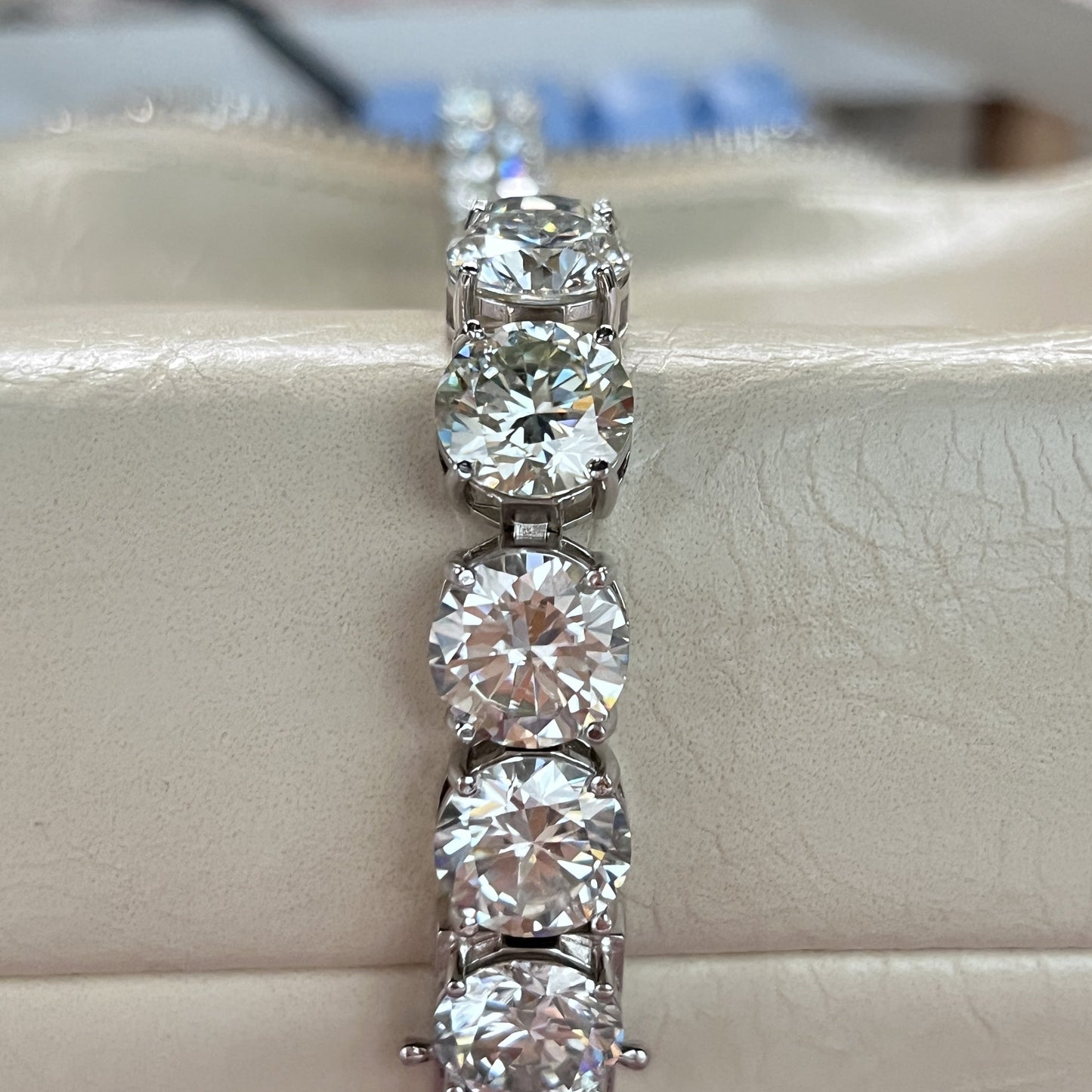 925 Sterling Silver bracelet featuring a silvery 23g, 85 carat Moissanite beaded design. This glamorous jewelry piece measures 19.99cm/7.87in and is the perfect anniversary gift. Includes a total of 17 stunning stones.