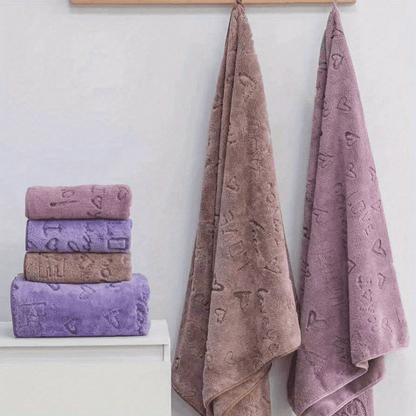 1 set of Coral Velvet washcloth towels includes 2 pieces: 1 piece measuring 34*75cm and 1 piece measuring 70*140cm, or alternatively 1 piece measuring 40*80cm and 1 piece measuring