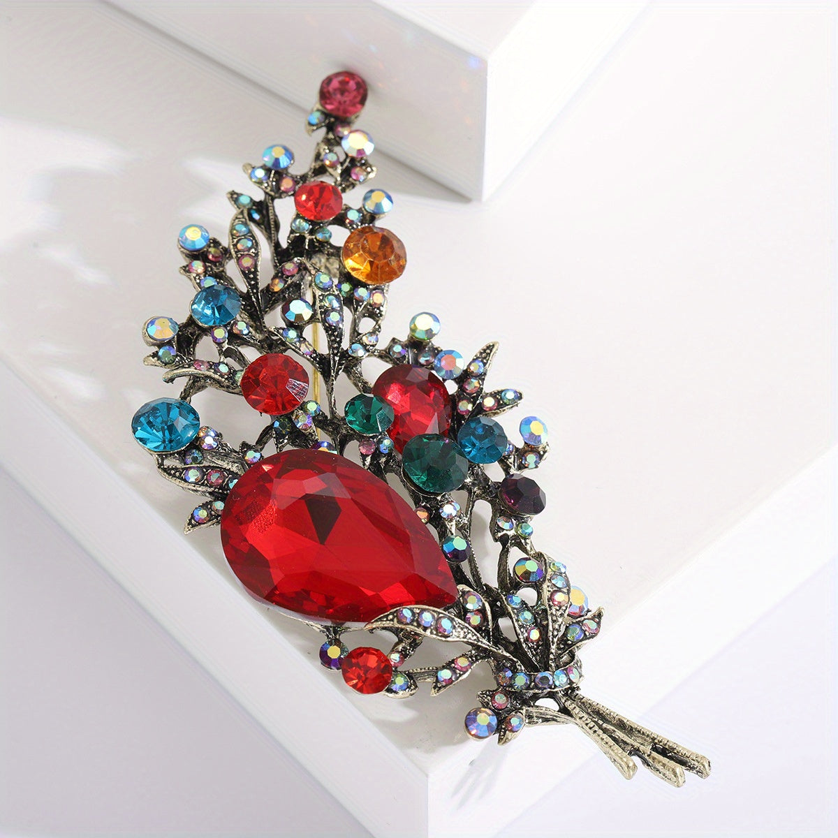 High-quality imitation crystal brooch with luxurious leaf design for women and men. Features exquisite rhinestone details, making it a beautiful and high-end accessory.