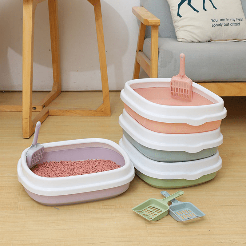 Anti-splash cat litter box with scoop, enclosed design, easy to clean, and made of durable PP material.