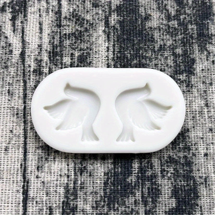 Silicone Cake Mold Shaped Like a Dove - Ideal for Decorating Fondant, Chocolate, and Sugarcraft in the Kitchen or Restaurant Setting. Features Easy Release and Long-lasting Construction