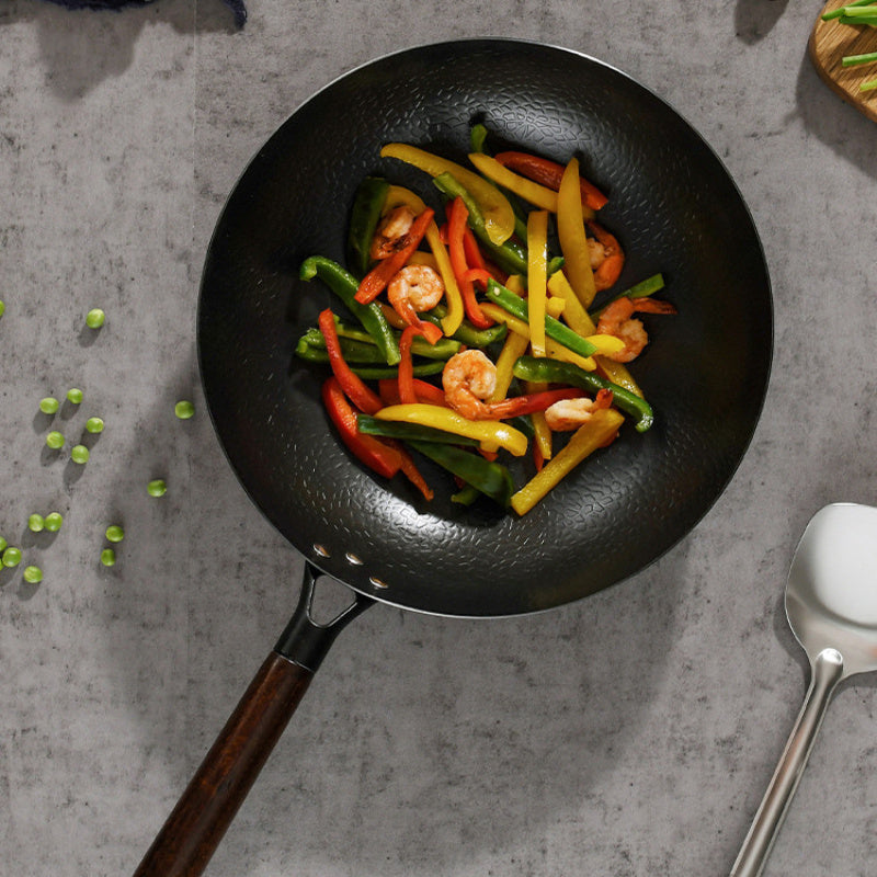 Versatile Cookware Set includes a Cast Iron Chef’s Pan, Hammered Wok, Uncoated Non-Stick Frying Pan with a Flat-Bottom design, suitable for Gas, Electric, and Induction Cookers