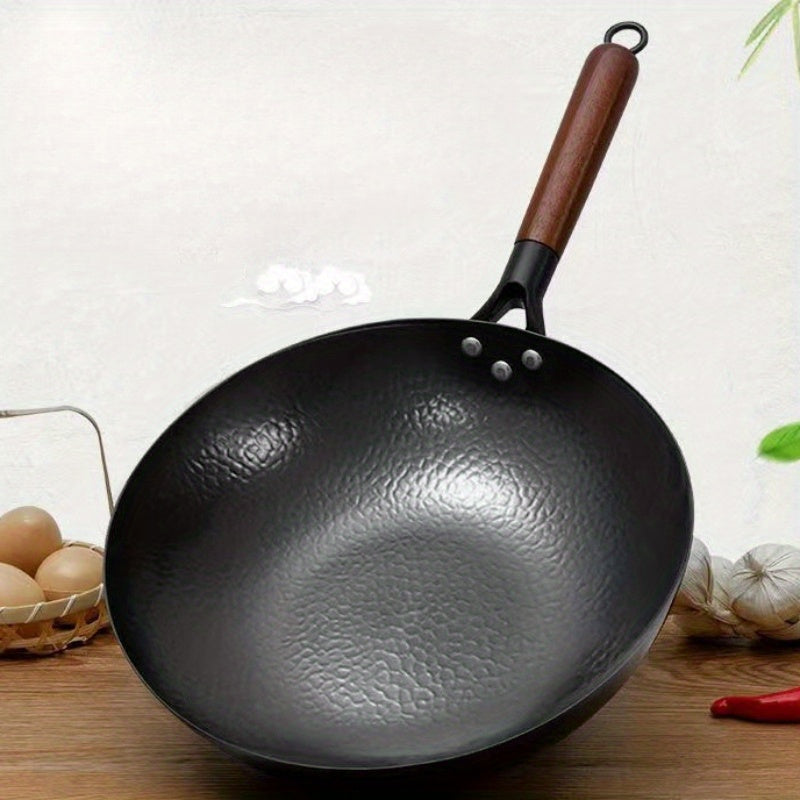 Versatile Cookware Set includes a Cast Iron Chef’s Pan, Hammered Wok, Uncoated Non-Stick Frying Pan with a Flat-Bottom design, suitable for Gas, Electric, and Induction Cookers