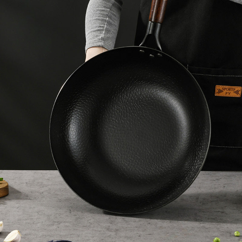 Versatile Cookware Set includes a Cast Iron Chef’s Pan, Hammered Wok, Uncoated Non-Stick Frying Pan with a Flat-Bottom design, suitable for Gas, Electric, and Induction Cookers