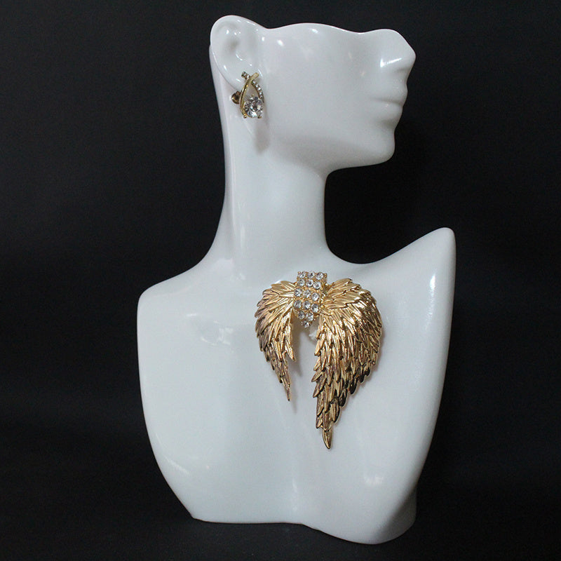 Luxurious and elegant brooch pin featuring golden-winged feathers adorned with sparkling rhinestones - a unique accessory that adds a touch of retro glamour to any outfit. Perfect for women who appreciate timeless style and sophistication.