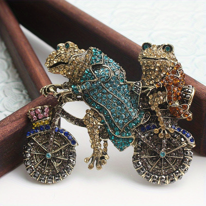 Vintage uslubidagi rhinestone brosh pin, ikki qurbaqa velosipedda, noyob hayvon dizayni aksessuar.