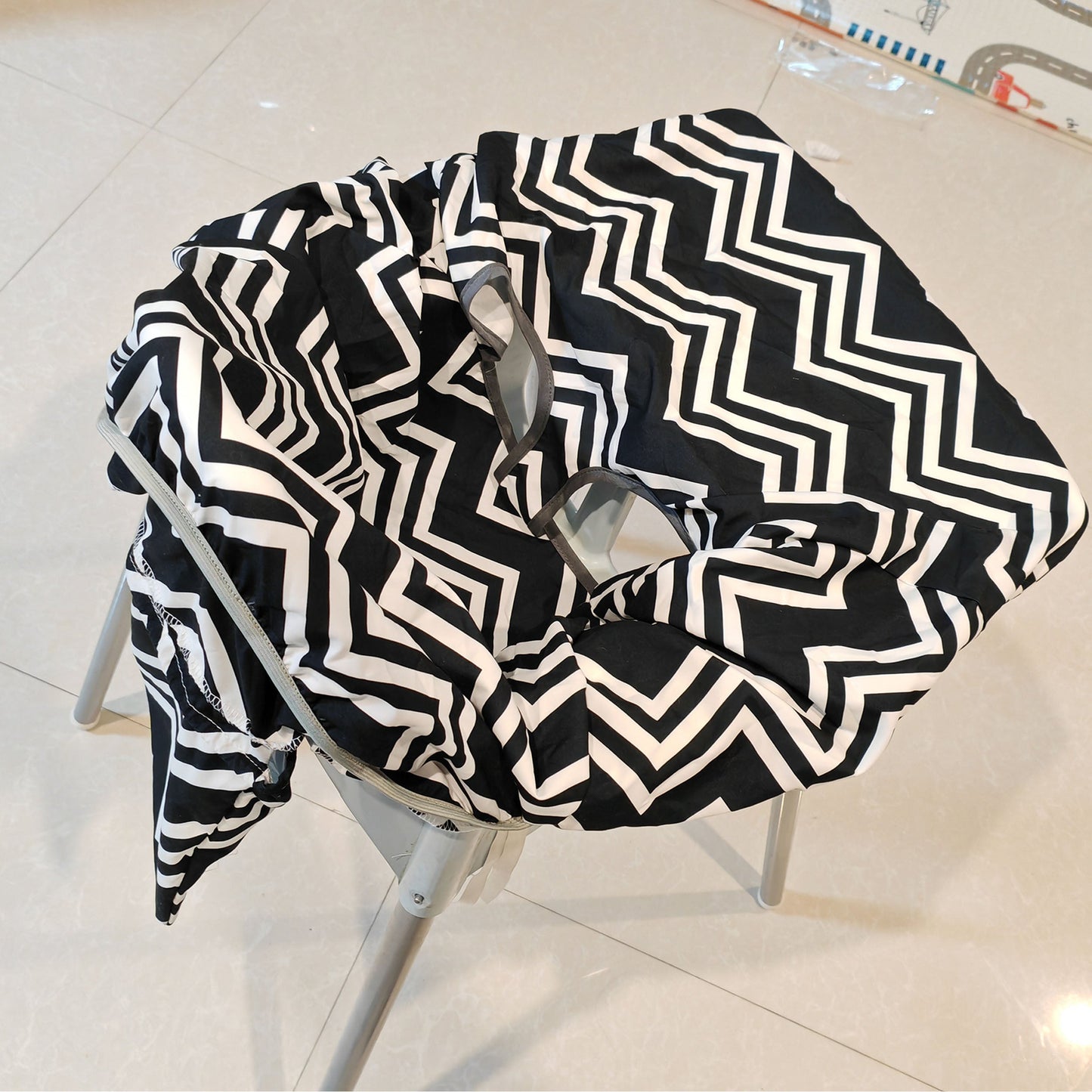 Polyester Shopping Cart Seat Cover, Portable and Machine Washable, Protects from Dust and Stains, Ideal for Holiday Gift Giving for Christmas, Thanksgiving, and New Year's.