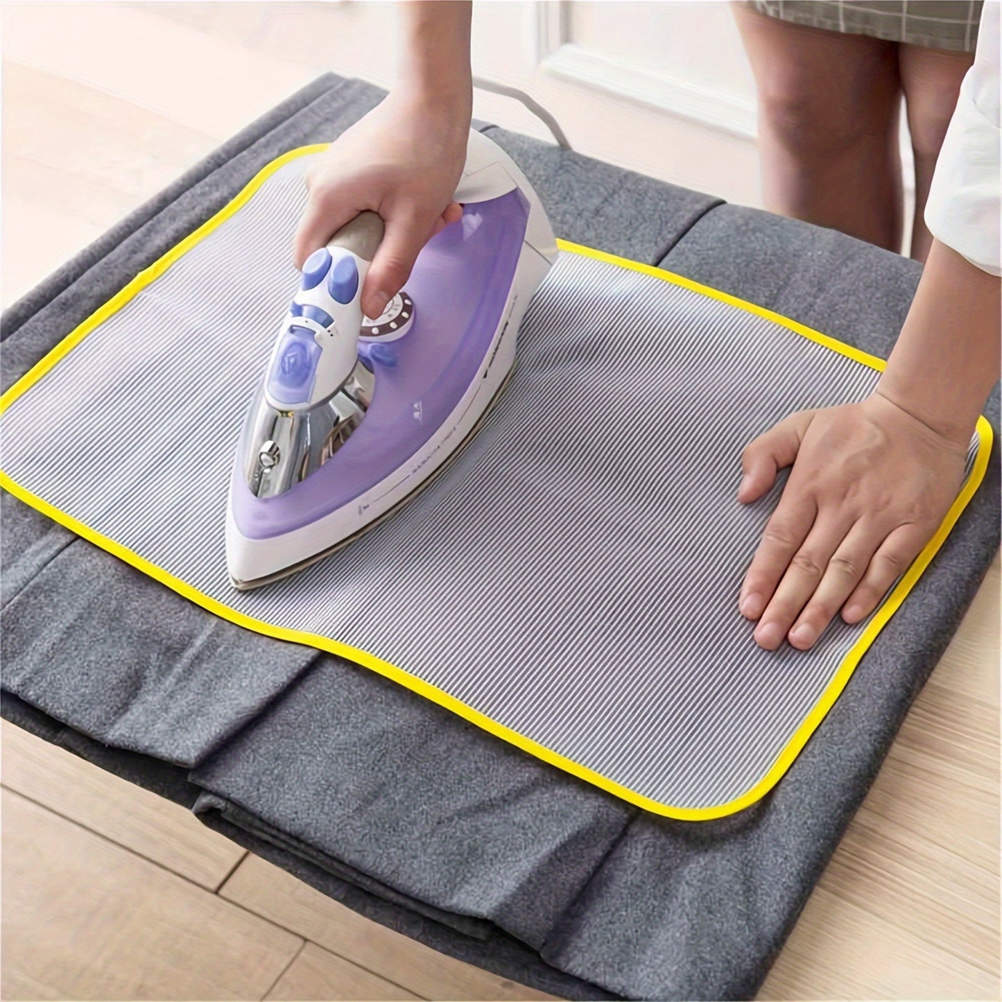 Set of four heat-resistant ironing mesh pressing pads - No electricity required, safeguards clothing, ideal for use at home