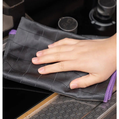 The ultra-absorbent microfiber dishcloth offers streak-free cleaning for kitchen, bathroom, and car glass. It is fade-resistant and features a contemporary style.