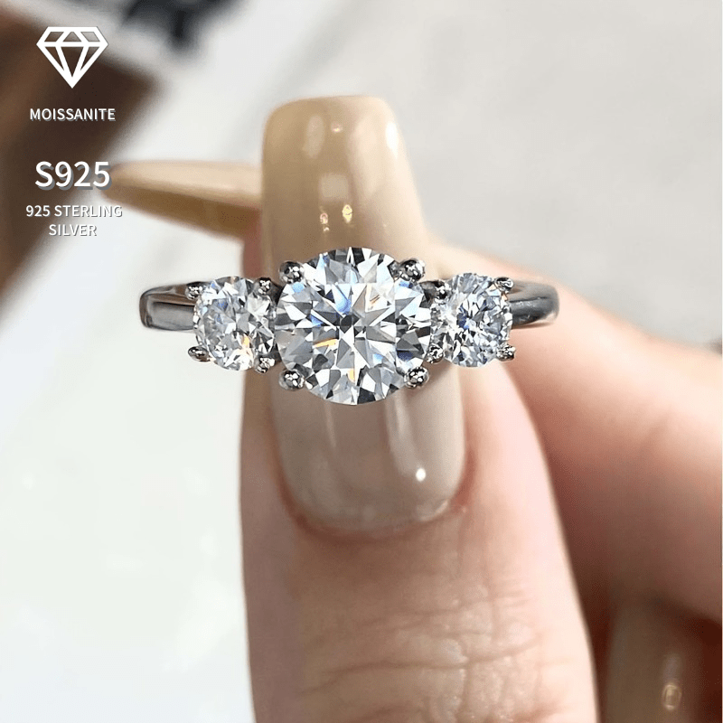 This classic and elegant three-stone ring is a fashionable choice. Crafted from 925 silver, it features three moissanite stones inlaid in a timeless design. This versatile piece is perfect for daily wear or as a thoughtful gift for someone special.