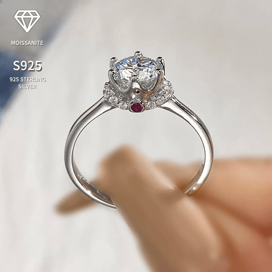 Classy 925 Sterling Silver Ring featuring a stunning 1 Carat Moissanite stone in a Six-Prong Setting. Ideal for everyday wear or as a special gift for occasions such as anniversaries, birthdays, or Valentine's Day. This timeless piece embodies a classic