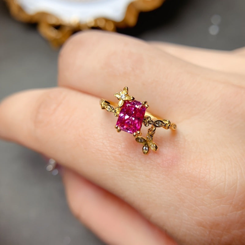 This elegant luxury pink Moissanite ring features a 1ct stone set in 925 sterling silver with 18K golden plating. The ring showcases a beautiful floral design and is hypoallergenic, making it suitable for daily wear, parties, Valentine's Day, and