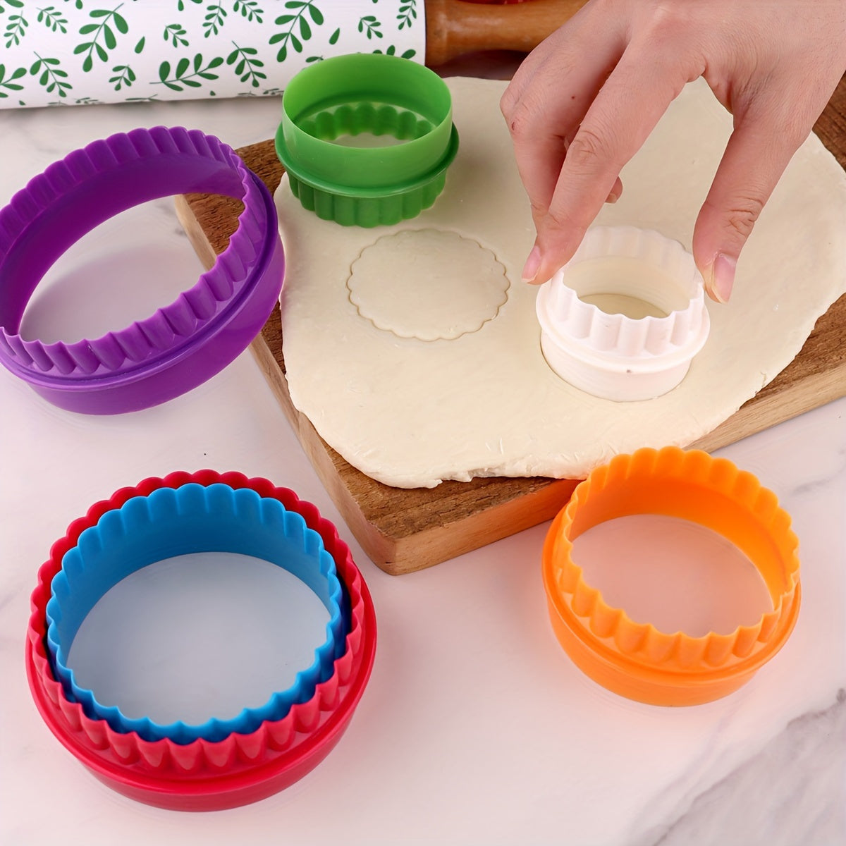 This set includes six double-sided cookie cutters for creating round and flower-shaped pastries, biscuits, and more. These versatile baking tools are a must-have kitchen accessory made from high-quality silicone material, perfect for baking and