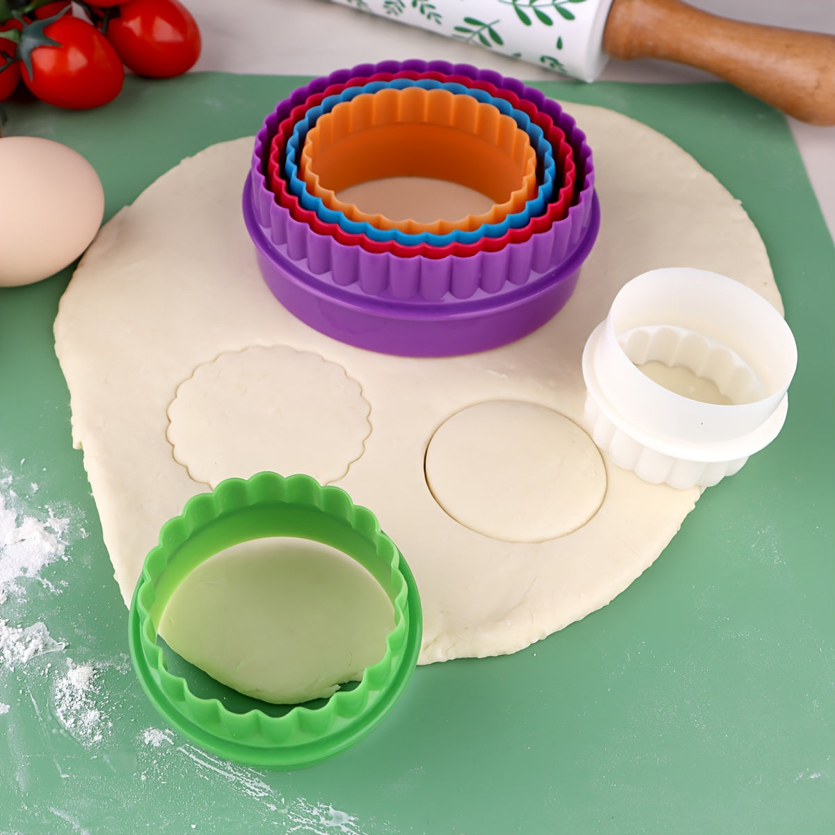 This set includes six double-sided cookie cutters for creating round and flower-shaped pastries, biscuits, and more. These versatile baking tools are a must-have kitchen accessory made from high-quality silicone material, perfect for baking and