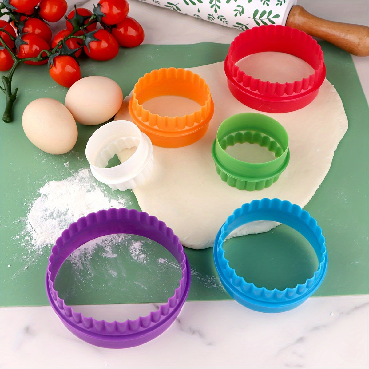 This set includes six double-sided cookie cutters for creating round and flower-shaped pastries, biscuits, and more. These versatile baking tools are a must-have kitchen accessory made from high-quality silicone material, perfect for baking and