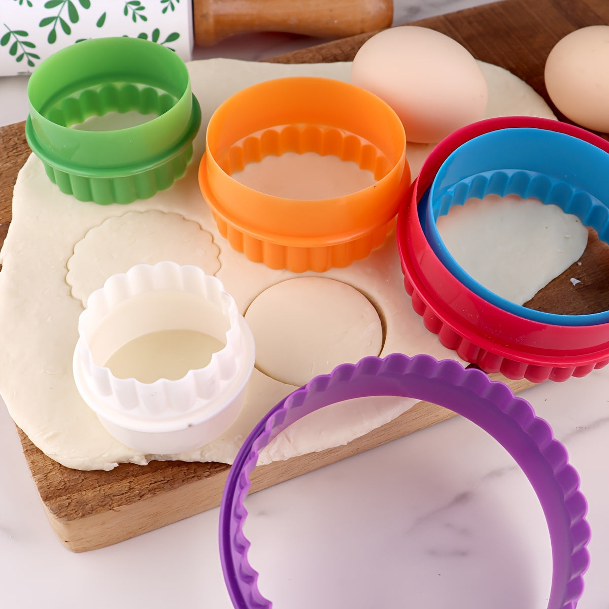 This set includes six double-sided cookie cutters for creating round and flower-shaped pastries, biscuits, and more. These versatile baking tools are a must-have kitchen accessory made from high-quality silicone material, perfect for baking and