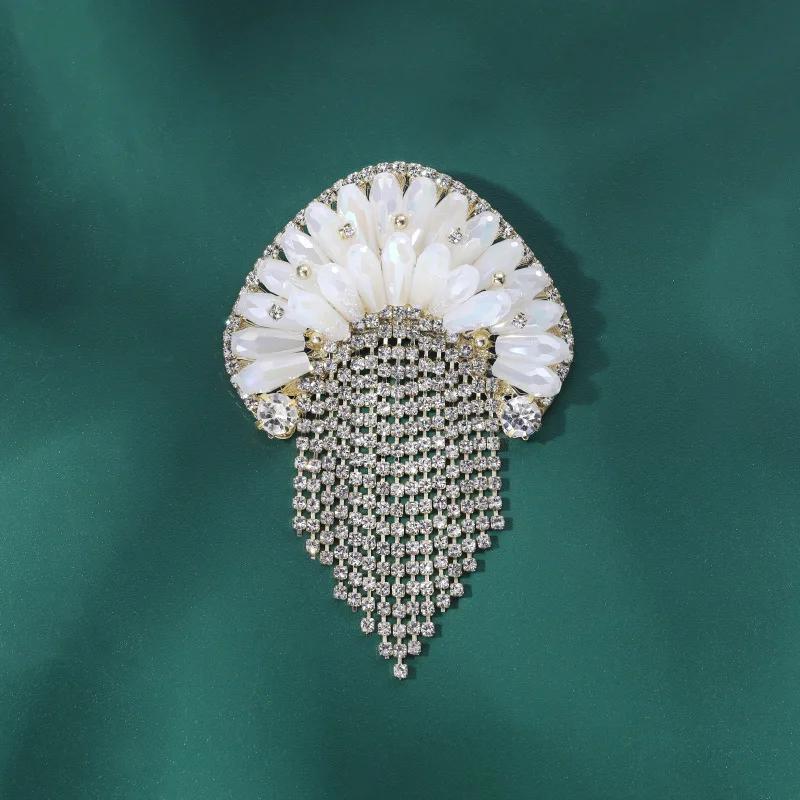 Classic Vintage Crystal Jellyfish Brooch with Tassel - Stylish Sea Creature Pin for Women, Unique Accessory