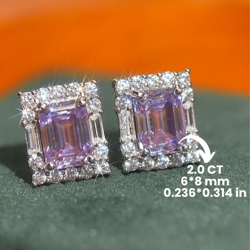 3.5 gramm 2 karatli Binafsha Moissanite Kvadratli Momoqlar, 925 Sterling Silverda o'rnatilgan. Ushbu nafis Emerald Kesim Moissanite Momoqlari murakkab ayollar uchun mukammal tanlovdir. Ular uchrashuvlar uchun yoki unga maxsus sovg'a sifatida ideal.