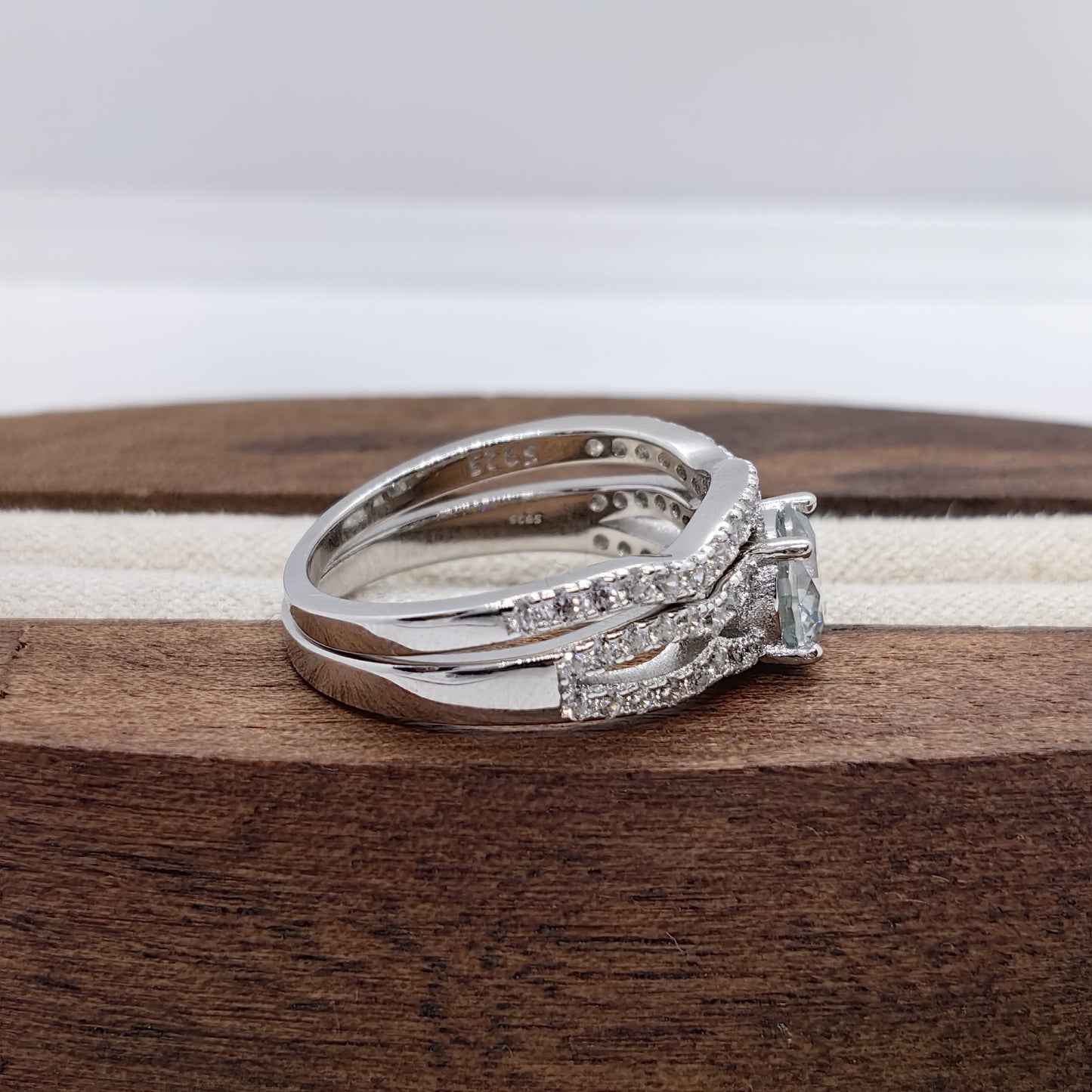 Stunning 1 Carat Moissanite Ring crafted for Women, featuring a dazzling Round Cut in 925 Sterling Silver. This exquisite piece is ideal for marking special occasions such as Engagements and Birthdays, exuding a sense of luxury and sophistication.