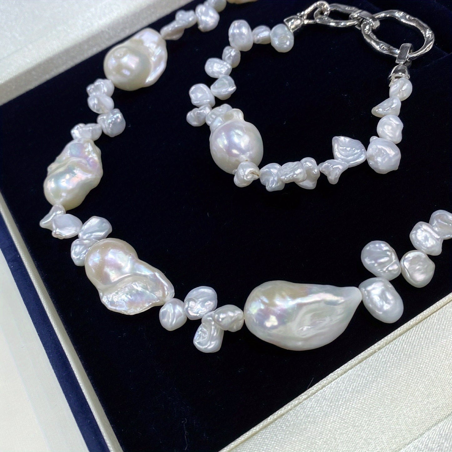 A stunning Baroque Pearl Necklace in Elegant White: A feminine and sophisticated statement piece - Radiant Pearls for everyday and special occasions - Embrace the unique charm of natural pearls with characteristic growth imperfections - A perfect