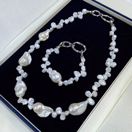 A stunning Baroque Pearl Necklace in Elegant White: A feminine and sophisticated statement piece - Radiant Pearls for everyday and special occasions - Embrace the unique charm of natural pearls with characteristic growth imperfections - A perfect