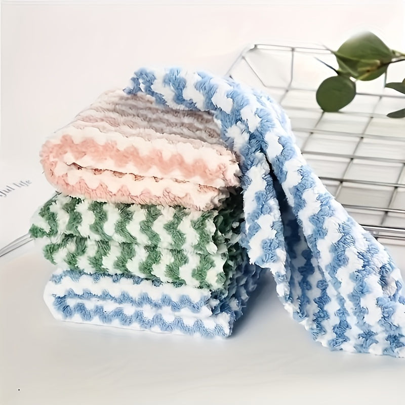 Five-pack of microfiber dish cloths that are ultra-soft and resistant to fading. They are super absorbent and quick-drying, and can be easily washed in the machine. Made from woven knit fabric, they are perfect for cleaning in the kitchen, patio, car