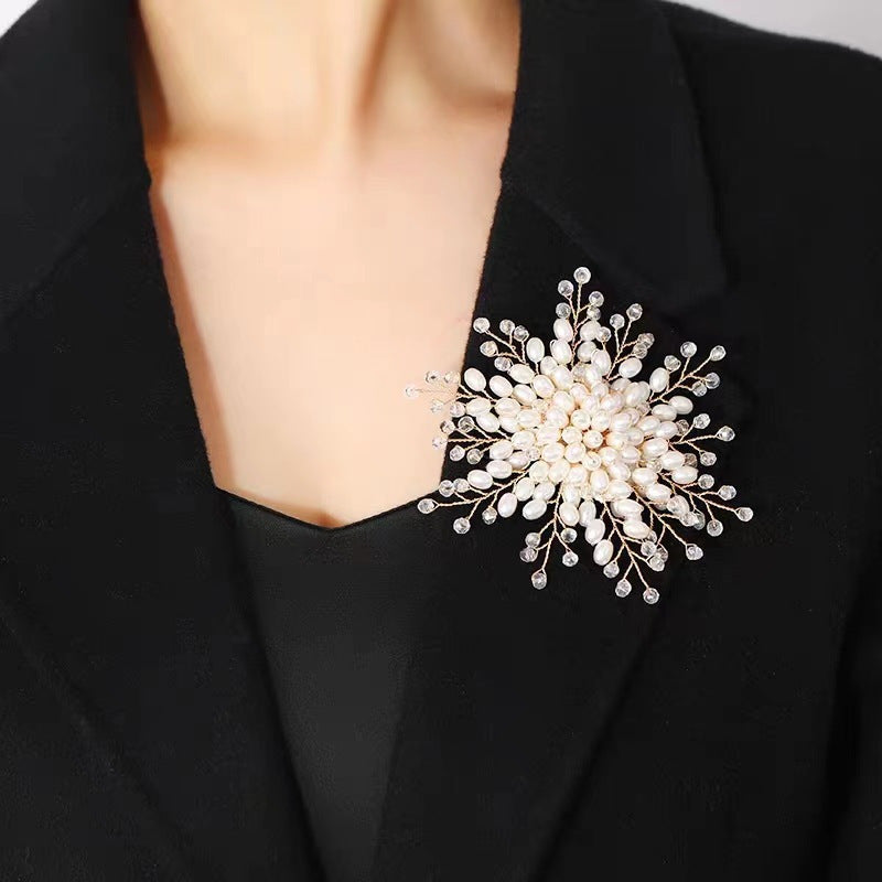 Chic Resin Snowflake Brooch for Women, Exquisite Floral Brooch for Brides, Perfect for Weddings, Parties, and Gifts - Stay on-trend with this Stunning Jewelry Piece!