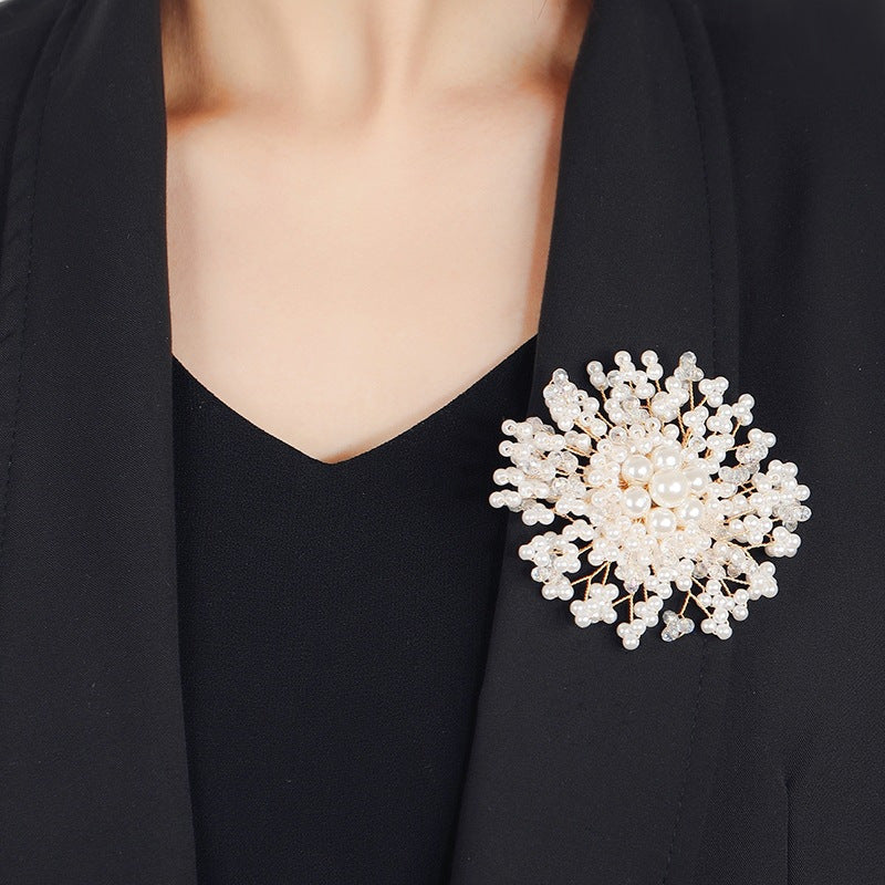 Chic Resin Snowflake Brooch for Women, Exquisite Floral Brooch for Brides, Perfect for Weddings, Parties, and Gifts - Stay on-trend with this Stunning Jewelry Piece!