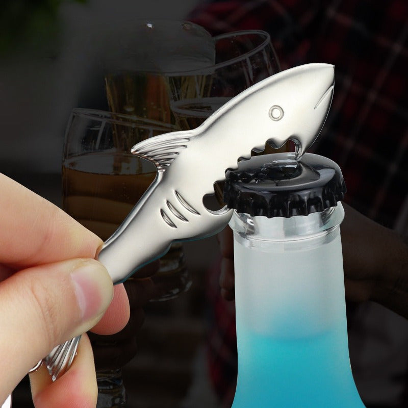 Shark-shaped stainless steel bottle opener keychain: a unique and creative beer accessory, perfect gift idea. Silvery color, made of alloy.