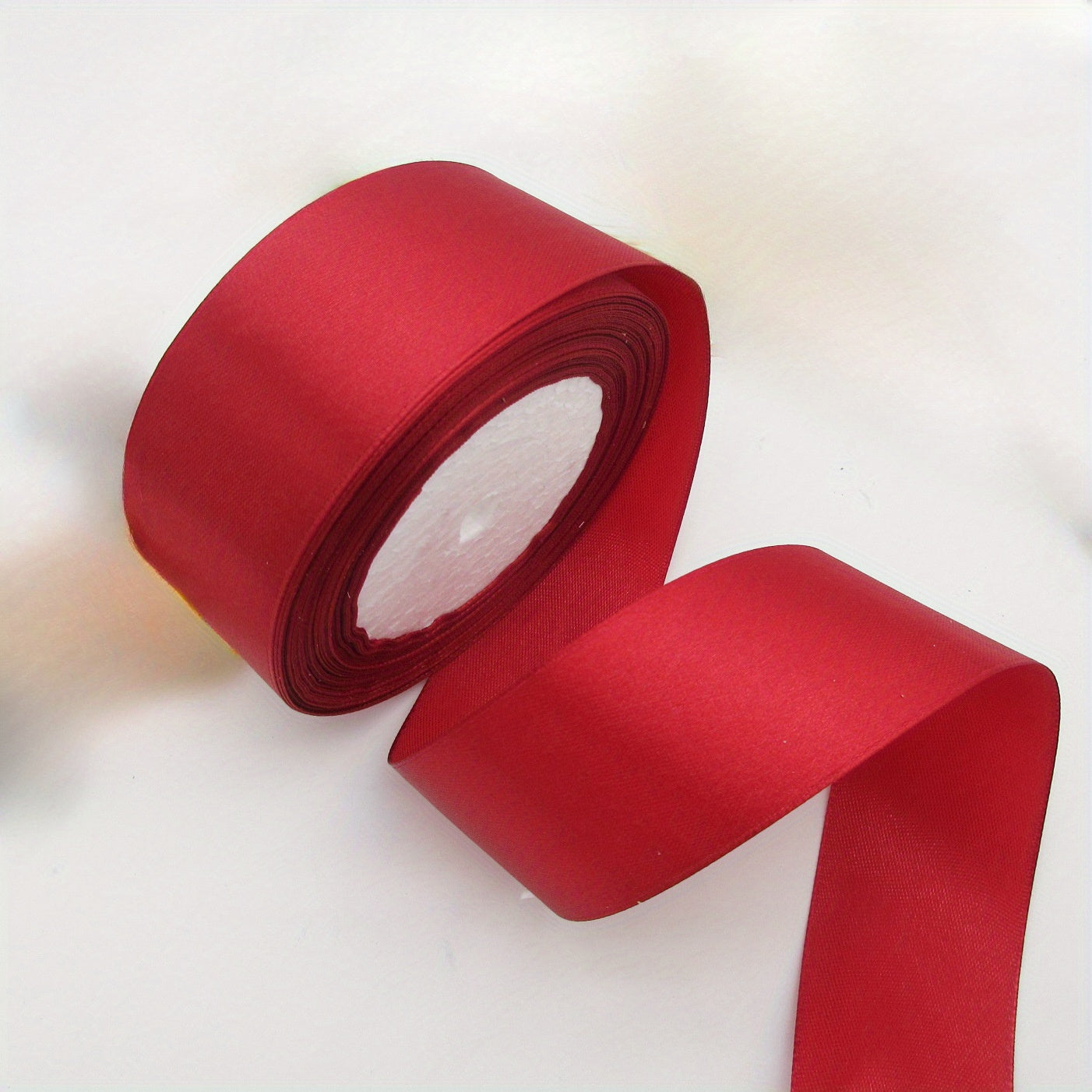 This satin ribbon roll is 40mm wide and comes in a 25yd length, perfect for gift wrapping, headbands, wreaths, wedding decor, and sewing projects. Made with a smooth texture and no mosaic material, this fabric accessory is versatile and can be used for a