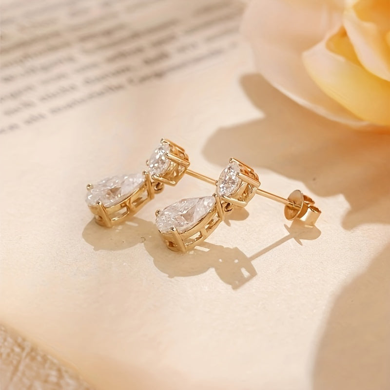 These stunning Moissanite dangle stud earrings feature a 2.5ct pear-shaped cut stone, set in 925 sterling silver with golden plating. Perfect for daily wear or as a gift for women aged 15 and over, this fine jewelry piece is both elegant and chic.