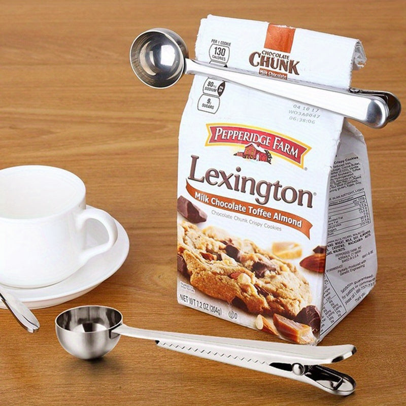 Coffee packets can now be easily measured and sealed with this Stainless Steel Coffee Scoop featuring a convenient clip. Perfect for your coffee-making needs.