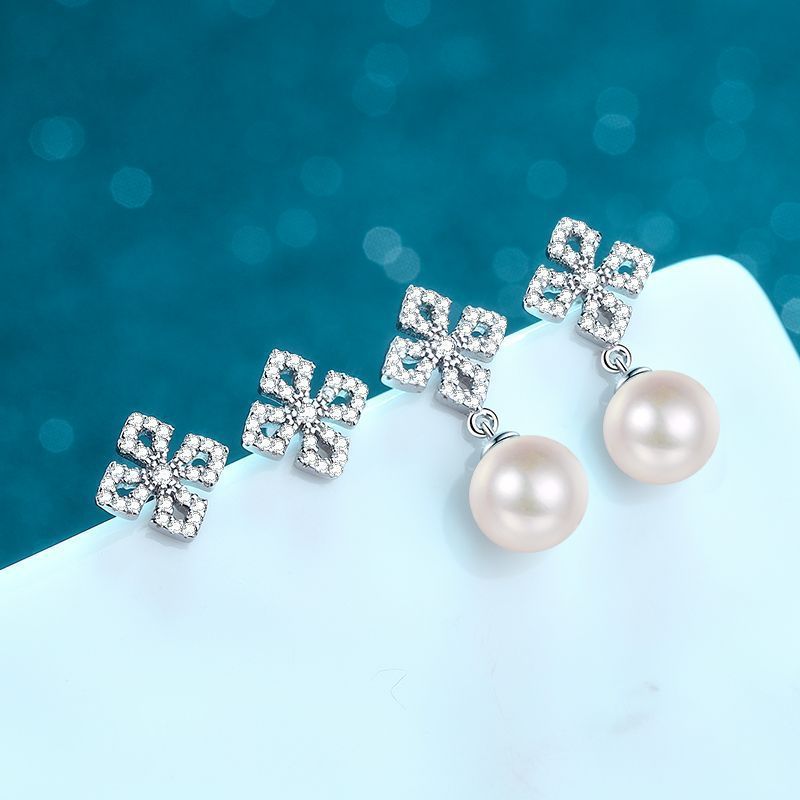 '- Two elegant stud earrings made of 925 sterling silver adorned with freshwater pearl, perfect for a vacation style look. Ideal for weddings or as a thoughtful gift for Valentine's Day. Lightweight at 2.2g, these earrings are a perfect gift for women.