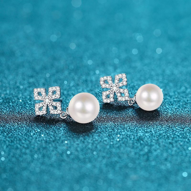 '- Two elegant stud earrings made of 925 sterling silver adorned with freshwater pearl, perfect for a vacation style look. Ideal for weddings or as a thoughtful gift for Valentine's Day. Lightweight at 2.2g, these earrings are a perfect gift for women.