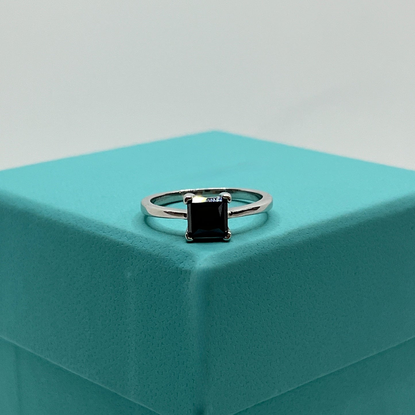 1 carat Black Moissanite Princess Cut Ring with an Elegant Four-Claw Design - Ideal for Everyday Wear and Special Occasions, the Perfect Gift.