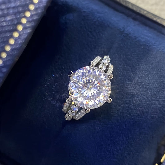 Ajoyib 5 karat Moissanite to'y uzugi 925 sterling kumushda, har kuni kiyish va 14-fevral kabi esda qolarli tadbirlar uchun ideal.